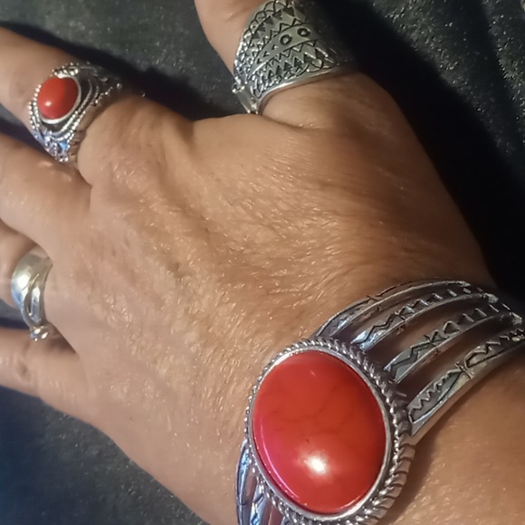 Clamper bracelet with 2 expandable statement rings. - Picture 6 of 7